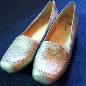 R by Trotters Women's Silver Metallic Narrow Width Flat Loafers - Size 11 N